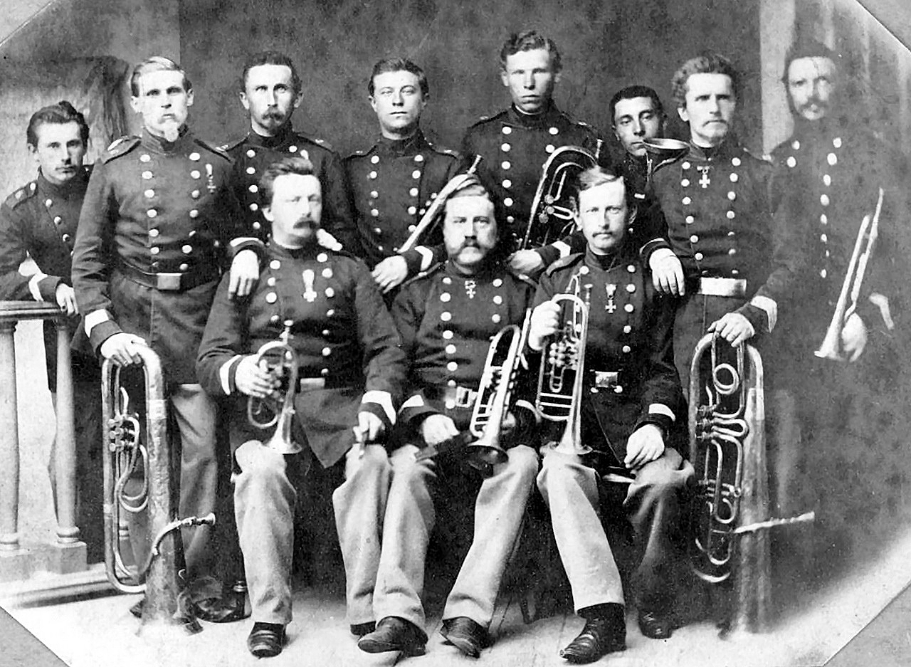6. Bataljons Musikkorps i 1865. Stående som nr. 2 fra venstre en meget ung Zorn med sin tuba. Siddende i midten stabshornblæser Michaelsen (Foto: Rigsarkivet)