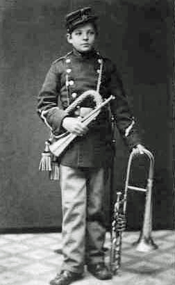 En meget ung hornblæser Carl Nielsen med signalhorn og altbasun