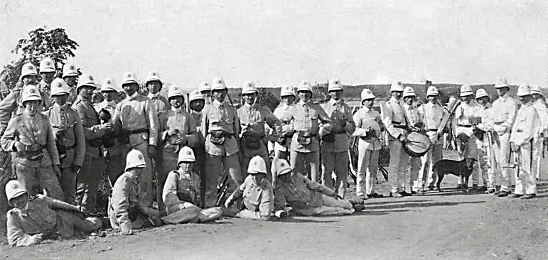 Den Vestindiske Hærstyrke med Musikkorps og hund ca. 1905.