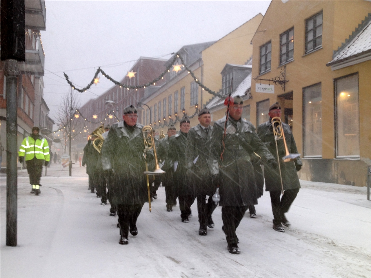 Hjemmeværnets Musikkorps Roskilde på march i snevejr 2012.