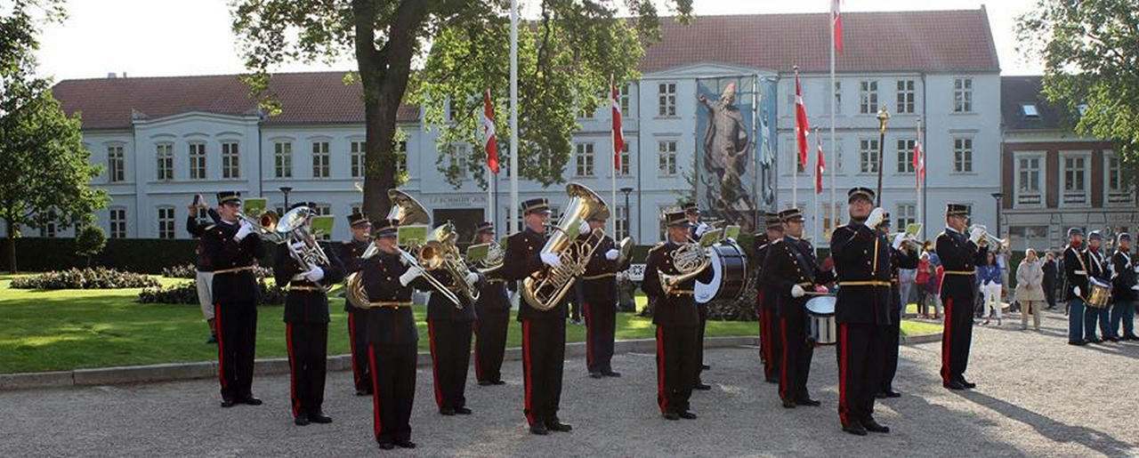Slesvigske Musikkorps i ingeniør- og telegraftroppernes gallauniform spiller ved 'Landsoldaten' i Fredericia 6. juli 2013.