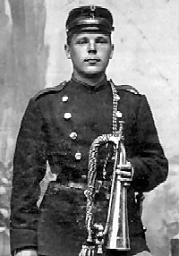 Her er hornblæser Peter Andersen, 3. bataljon. Han blev senere stabshornblæser (dirigent) ved Bornholms Værns Musikkorps.